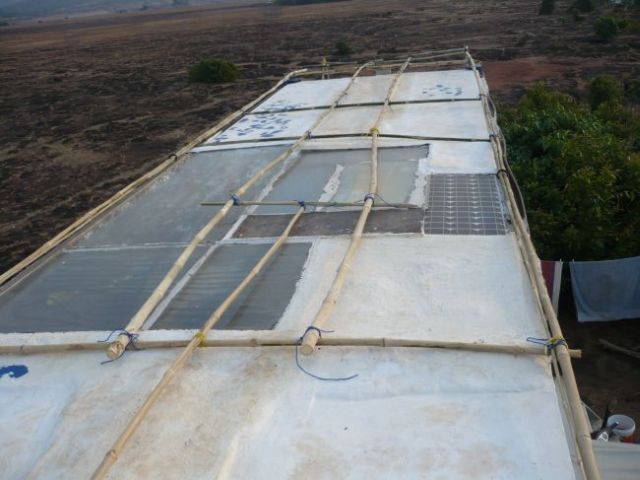 Fertige Bambuskonstruktion auf dem LoGi-Dach